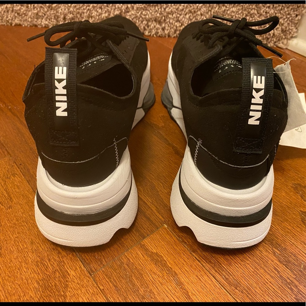 Men Nike sneakers with super cushion.